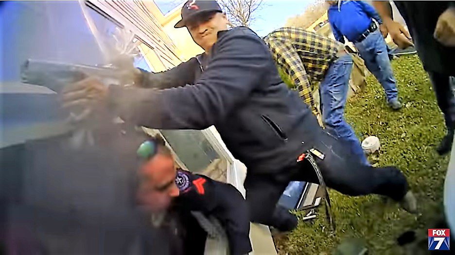 STATter911's tweet photo. Caught on camera: #Police in Texas work to get woman and her dog out of burning apartment. Watch here-
https://t.co/IQv70dmNgg https://t.co/HUZcKed5Ip
