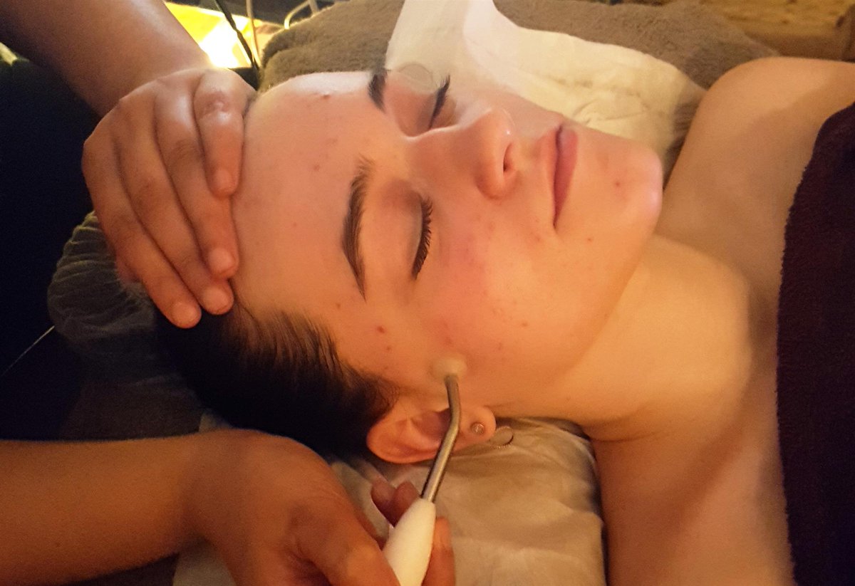 Skinbreeze_Orb's tweet photo. Natural beauty @emilymiddlemas_ shows off her glowing #SKINBREEZE #skin ahead of the #xfactor  live tour @King7Deb 
#skinbreezefacials https://t.co/WnkOPn7XN0