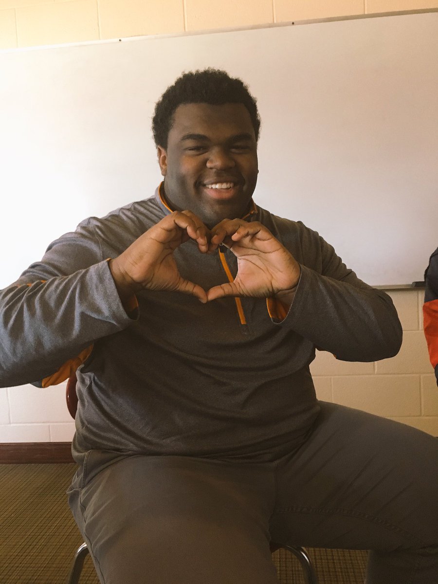 Isiah_Gentry78's tweet photo. @JillyAnais if I get 15,000 RT's will you go to prom with me ? ❤️ https://t.co/Akuwnjr1dY
