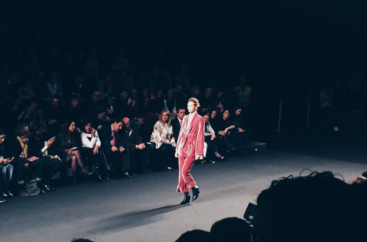 Os dejo un poquito del increíble desfile de <a href="/ASchlesser/">ANGEL SCHLESSER</a> antes de empezar <a href="/devotaylomba/">DEVOTΛ & LOMBΛ</a> ! <a href="/MBFWMadrid/">MBFWMadrid</a> #MBFWM17