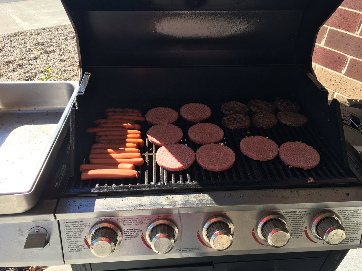 RadcliffElem's tweet photo. Great day to grill for a hungry staff! #RESPatriots #HCSMAKEITCOUNT https://t.co/EmTbUmpbCy