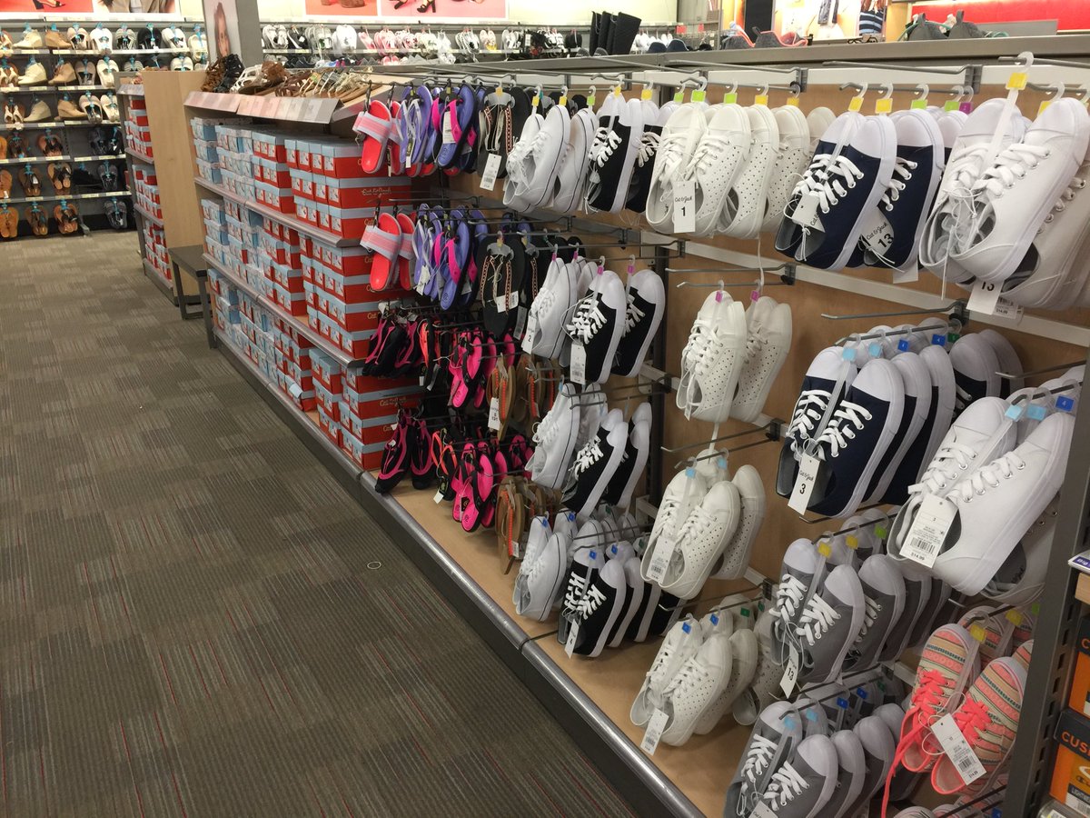 katie_ambuehl's tweet photo. Set just in time for the 60* weather we are getting this weekend! #TargetWillowbrook #FlipFlops @jennkallman @julianeA37 @Judes731 https://t.co/ICqIi3xd5d
