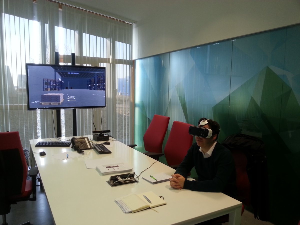 danitortajada's tweet photo. Probando las aplicaciones educativas de la #RV en @ITAINNOVA  para el ensayo de ECC con @davidsonsekinfo. Gracias por tu tiempo @mgracia5 https://t.co/bxCMXU9c5N