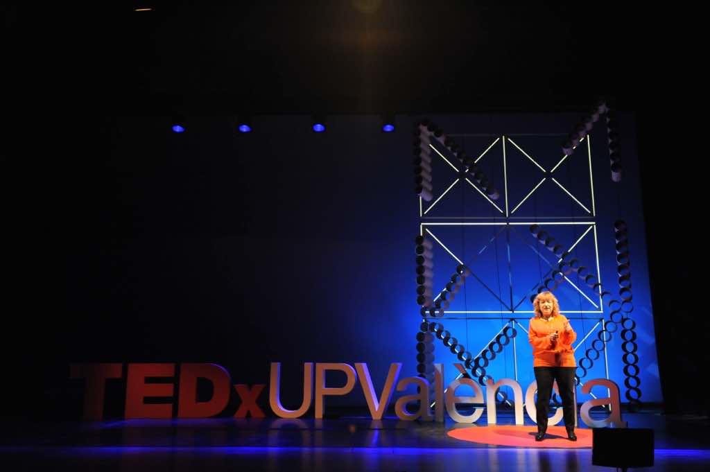 TEDxUPValencia's tweet photo. #LauraLechuga hablando del caso de los pepinos españoles en Alemania https://t.co/4otIyOjAxY #TEDxUPValencia https://t.co/GQGtcmbjyt