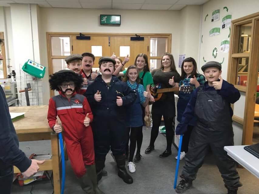 WelshWhisperer's tweet photo. Chwarae teg i griw @YGGBM am ddewis Ticlo ei Ffansi fel cân meimio yn yr eisteddfod heddiw! #gwdbei @TARWDU #hambons #cymraeg @BBCRadioCymru https://t.co/cumDAsuNmx