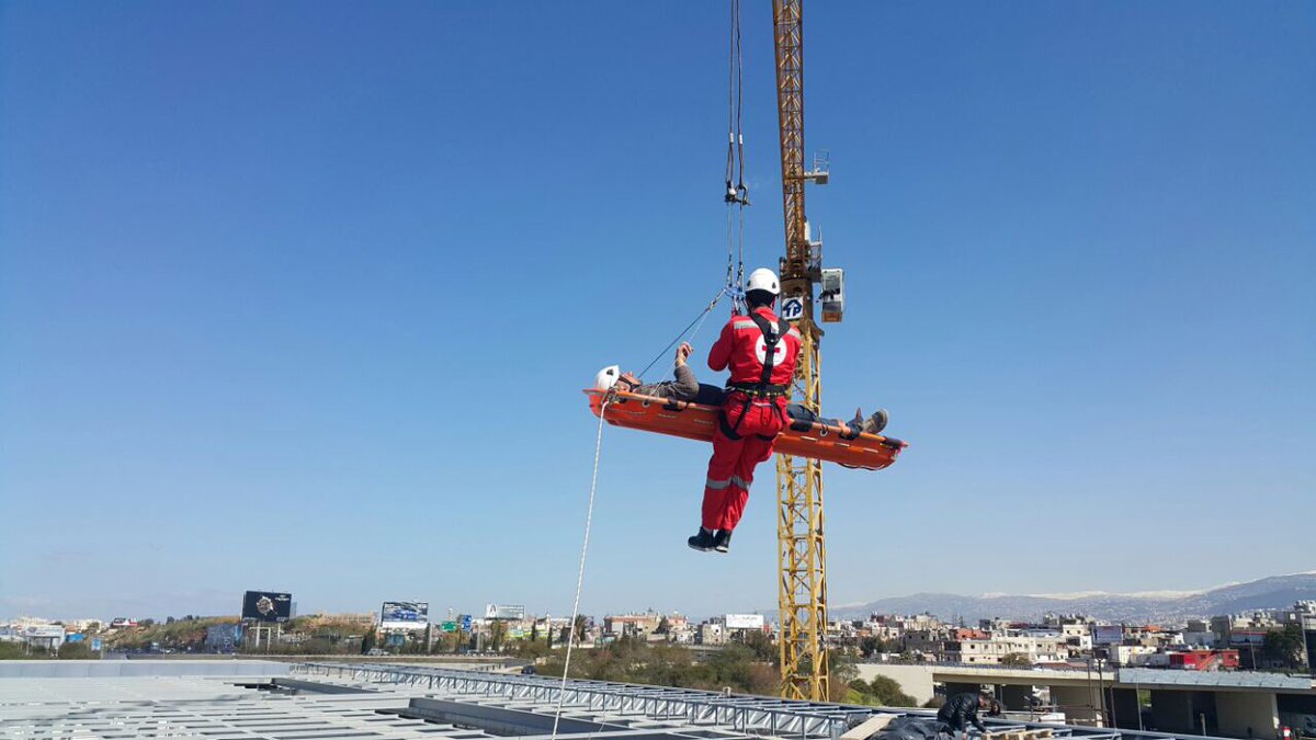 RedCrossLebanon's tweet photo. تمكنت فرق البحث والإنقاذ في #الصليب_الاحمر_اللبناني من إنقاذ مصاب سقط على سطح مبنى قيد الإنشاء داخل المطار. https://t.co/R2O0F0stNA
