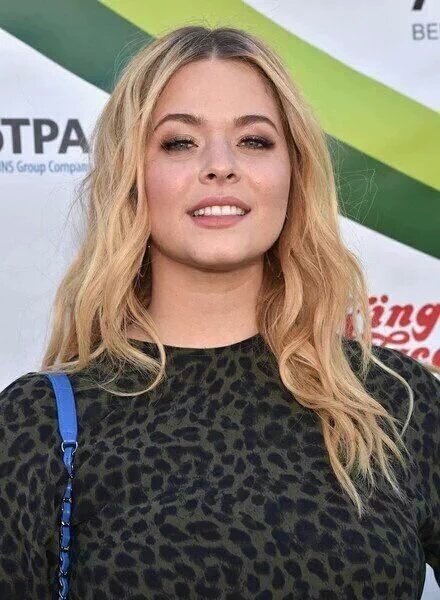 Happy Bday Sasha Pieterse - Atriz completa hoje 21 anos. Fãs a parabenizam. 