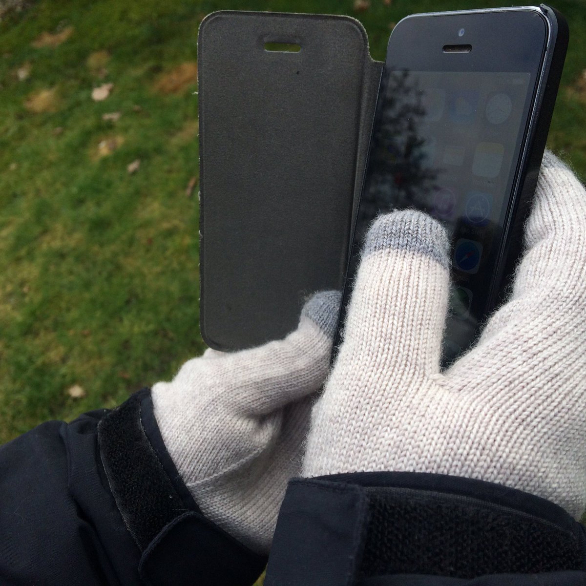 Nosy74's tweet photo. New touchscreen gloves! #memepasfroid #memepasfroidsampleo #sampleo #touchscreengloves https://t.co/uDQASrzSJC