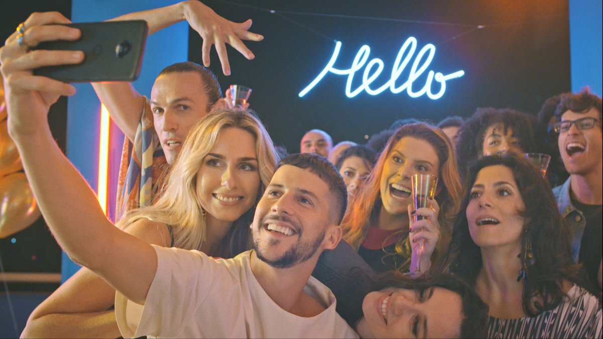 agenciafbiz's tweet photo. Mariana Weickert ganha festa surpresa com os Snaps de Moto Z. A ação é da @agenciafbiz. Veja aqui o filme: https://t.co/G91K86P9Ig. #gofbiz https://t.co/xkf9RNeGel