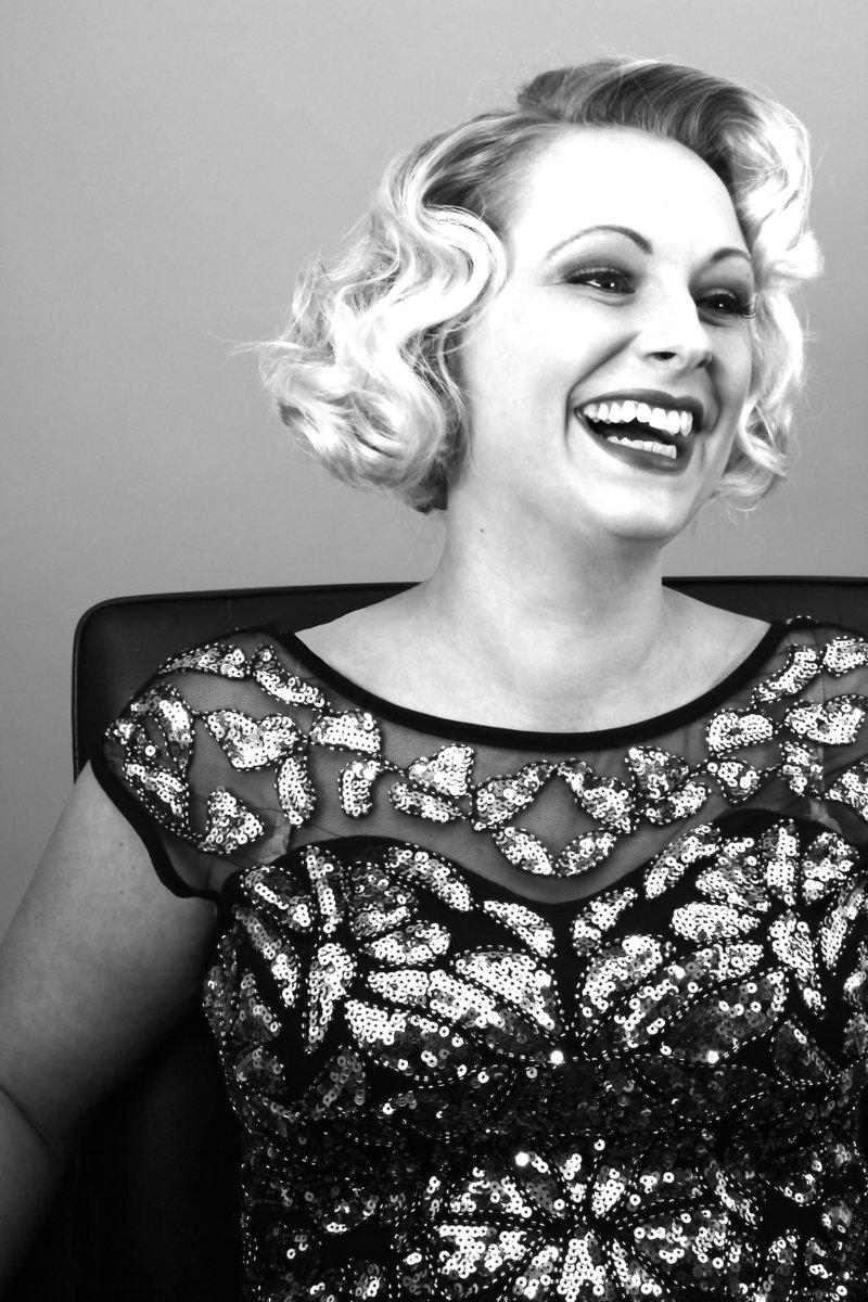 TheBlusherettes's tweet photo. How cute is the lovely Rachel who popped into the #parlour for a #JeanHarlow-inspired shoot? #1930s #vintageMUAH https://t.co/kKtYvIJIR1