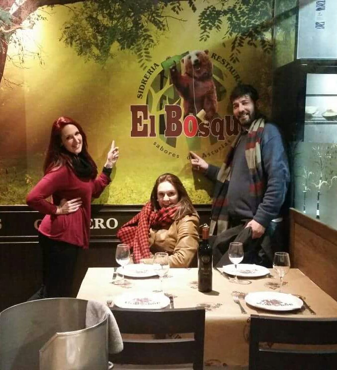 veronica_tg83's tweet photo. Finde espectacular en oviedo con mis compis de @CasadosAPrimera @Bernardolvarez4 @antocsapv1 @veronica_tg83 os quiero chicos https://t.co/GsKm3oDCxl