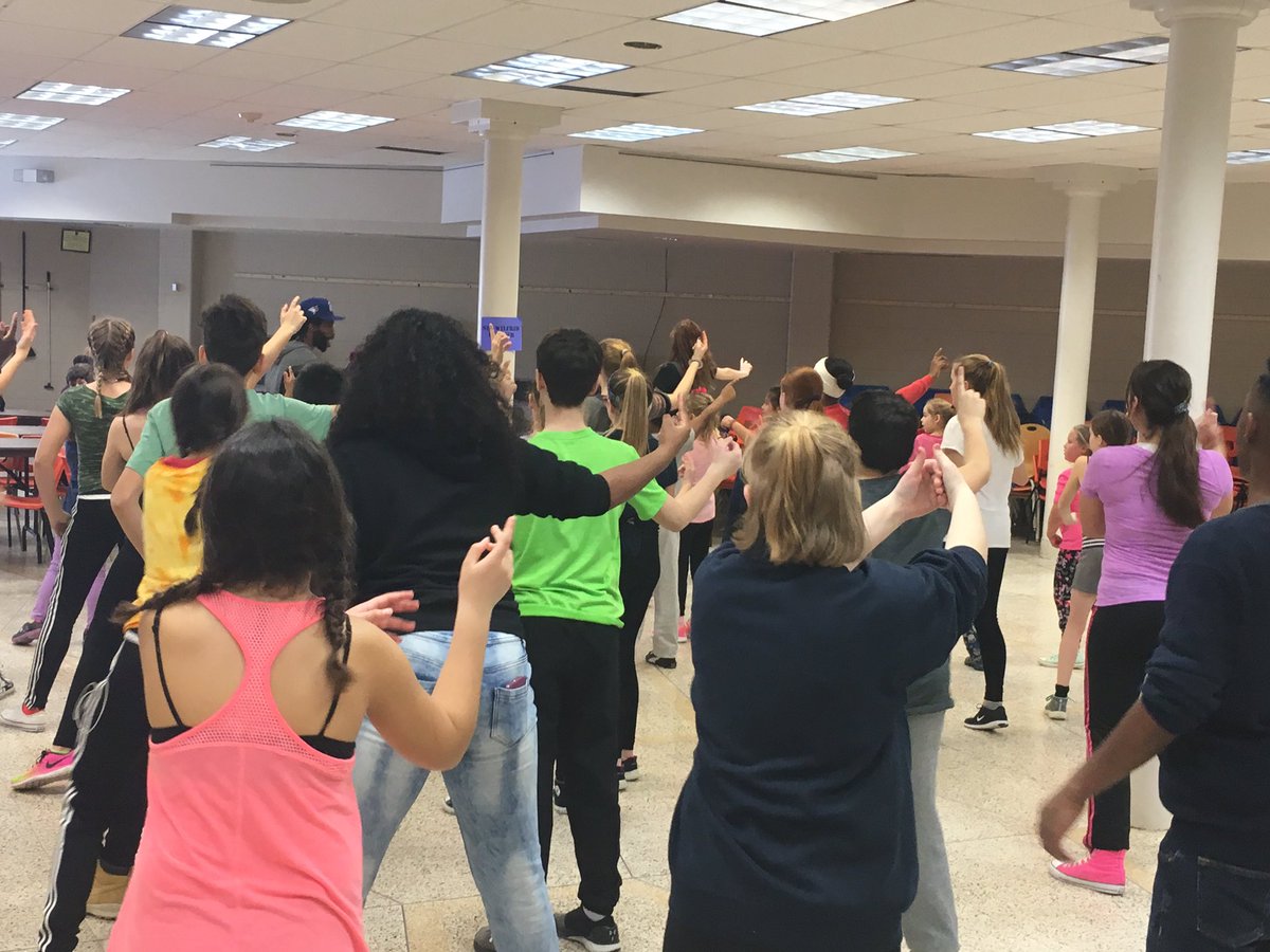 ArtsHWDSB's tweet photo. #hwdsbdancefest workshop @jtaylorDMD ! @Lawfield_HWDSB &amp; @swlsb in the house -hip hop!  @akemperHWDSB @PrincipalPatton @SusanBosher @KJMK13 https://t.co/yBQPMqmntM