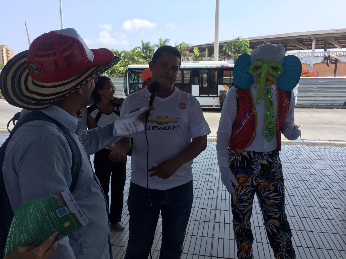 transmetrobaq's tweet photo. Las marimondas de @Carnaval_SA se tomaron la estación Joe Arroyo diciéndole a los usuarios #PórtateBacano #HoyGuacherna https://t.co/JTPwsP5iXt