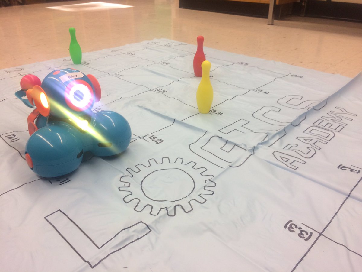 envaantaja's tweet photo. Having a great morning with @RamyGhattas from @LOGICSAcademy. Learning about Dash and Dot today! #logicscode #logicsinclass #edtech https://t.co/IZCkRN4apb