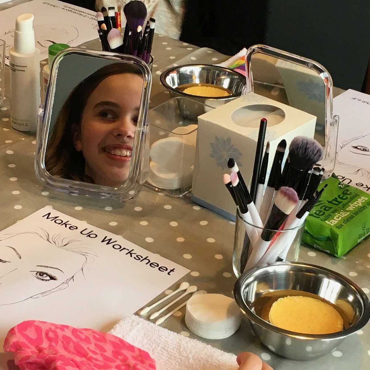 anacoellomakeup's tweet photo. Glitter make up masterclass! Super fun make up lesson for  girls age 10 and up!! 
https://t.co/Kmnnt0bpUF #partyideas #Chelmsford #essex # https://t.co/JCnN0OdHUx