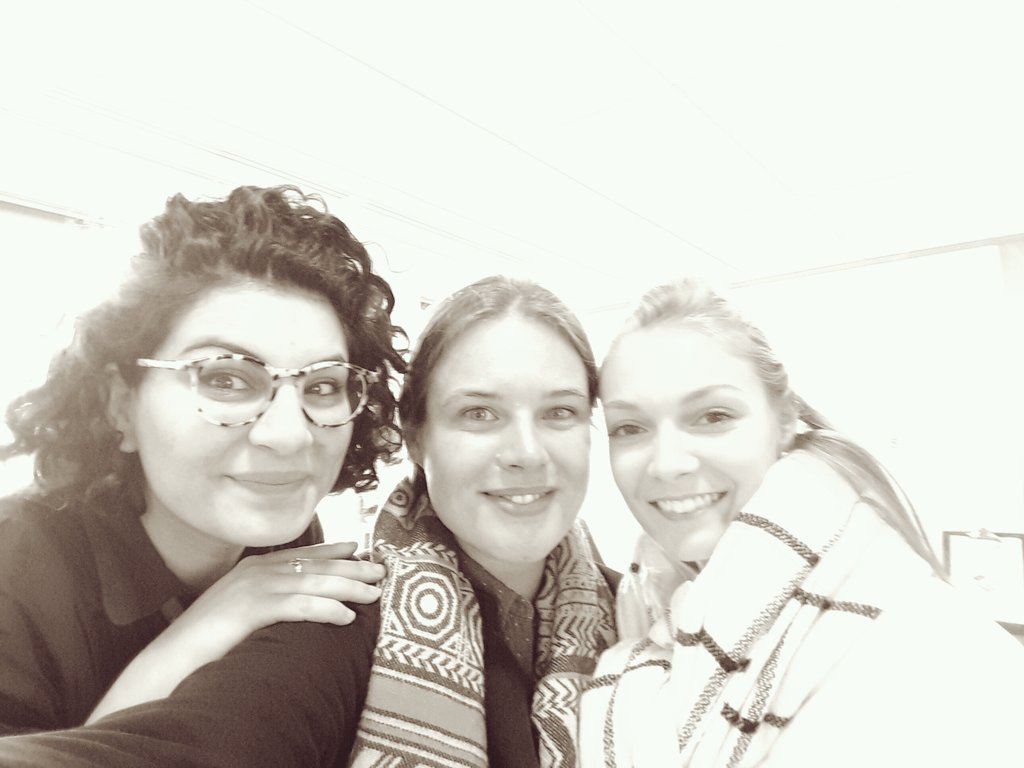 GabrielleStypak's tweet photo. Les 3 animatrices Étableurs-Coach Digitaux @LaBanquePostale @orange @enedis formées par @dsideslab 😊 #Digilunch de folie.La barre est haute😅 https://t.co/huI3f7iFE1