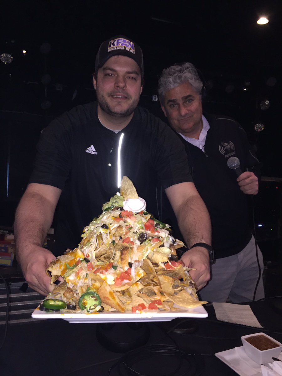 LA1216MN's tweet photo. How's this for you diet boys? And your 3 chins? @PAOnTheMic @ericnordoKFAN #ThePointe #nachopicasso https://t.co/daS6diIHV3