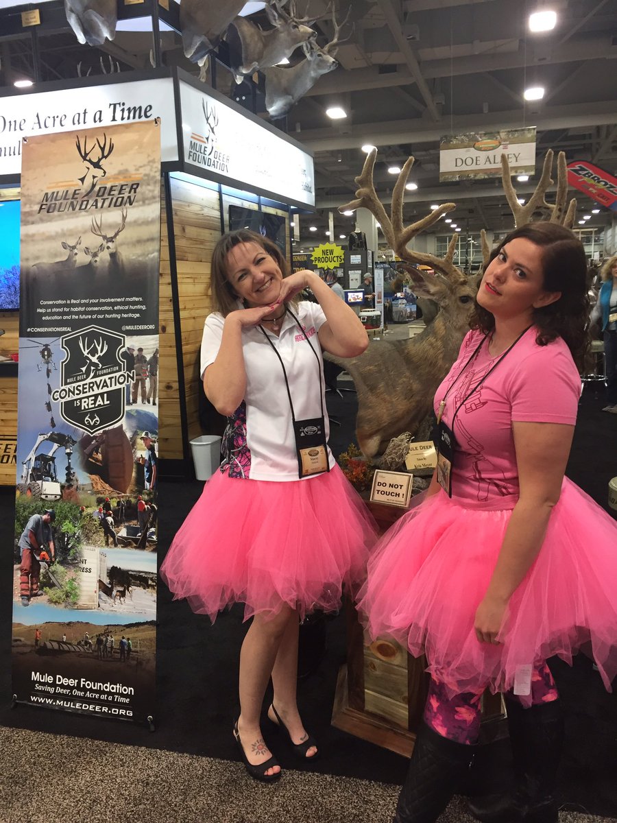JodiStemler's tweet photo. Pretty in Pink Ladies Luncheon @HuntExpo - can't decide if Colleen is happy about it @MuleDeerOrg #conservationisreal https://t.co/5ouDHIh0Xg