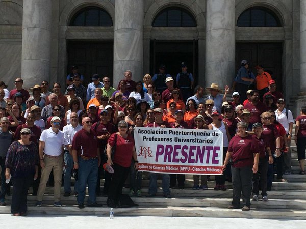 PulsoEST's tweet photo. Diversas fuentes nos confirman que la Asociación Puertorriqueña de Profesores Univ. (APPU) acaba de aprobar PARO para el 23-24/febrero. https://t.co/hMZEfq5Bbi