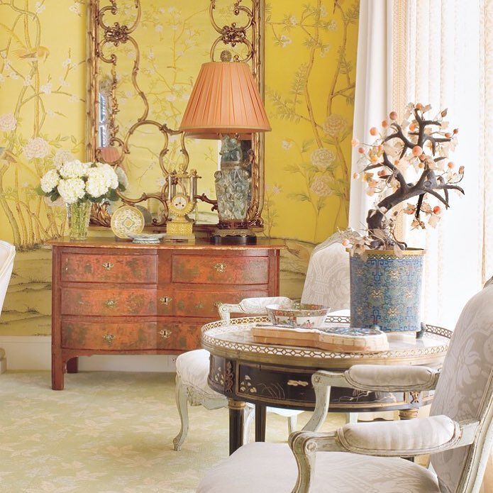 luxemagazine's tweet image. Interior designer Joseph Minton enveloped the master bedroom of this Fort Worth home in ha… ift.tt/2lrrnWE