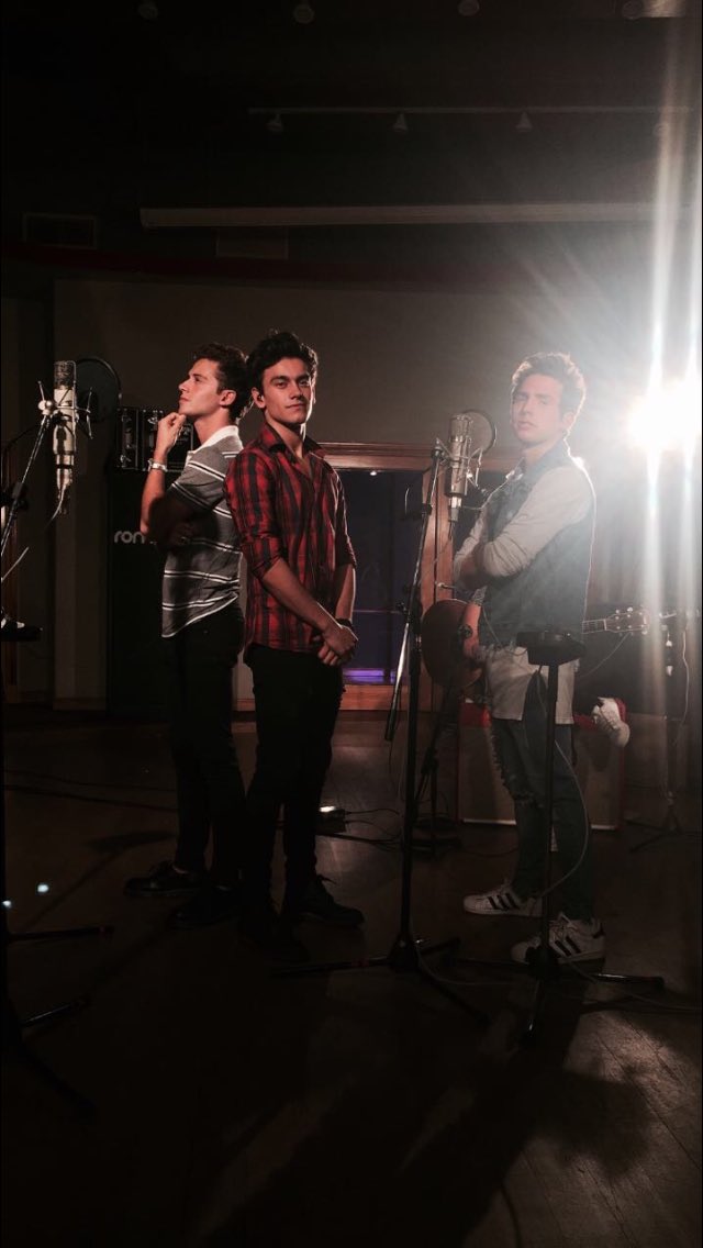 agus_bernasconi's tweet photo. Hoy 18:00 hs nuevo cover con mis amigos @_ruggero @maxiespindola NUEVO COVER AGUS MAXI Y RUGGE #YaMe Entere https://t.co/jiYUBj1S1x
