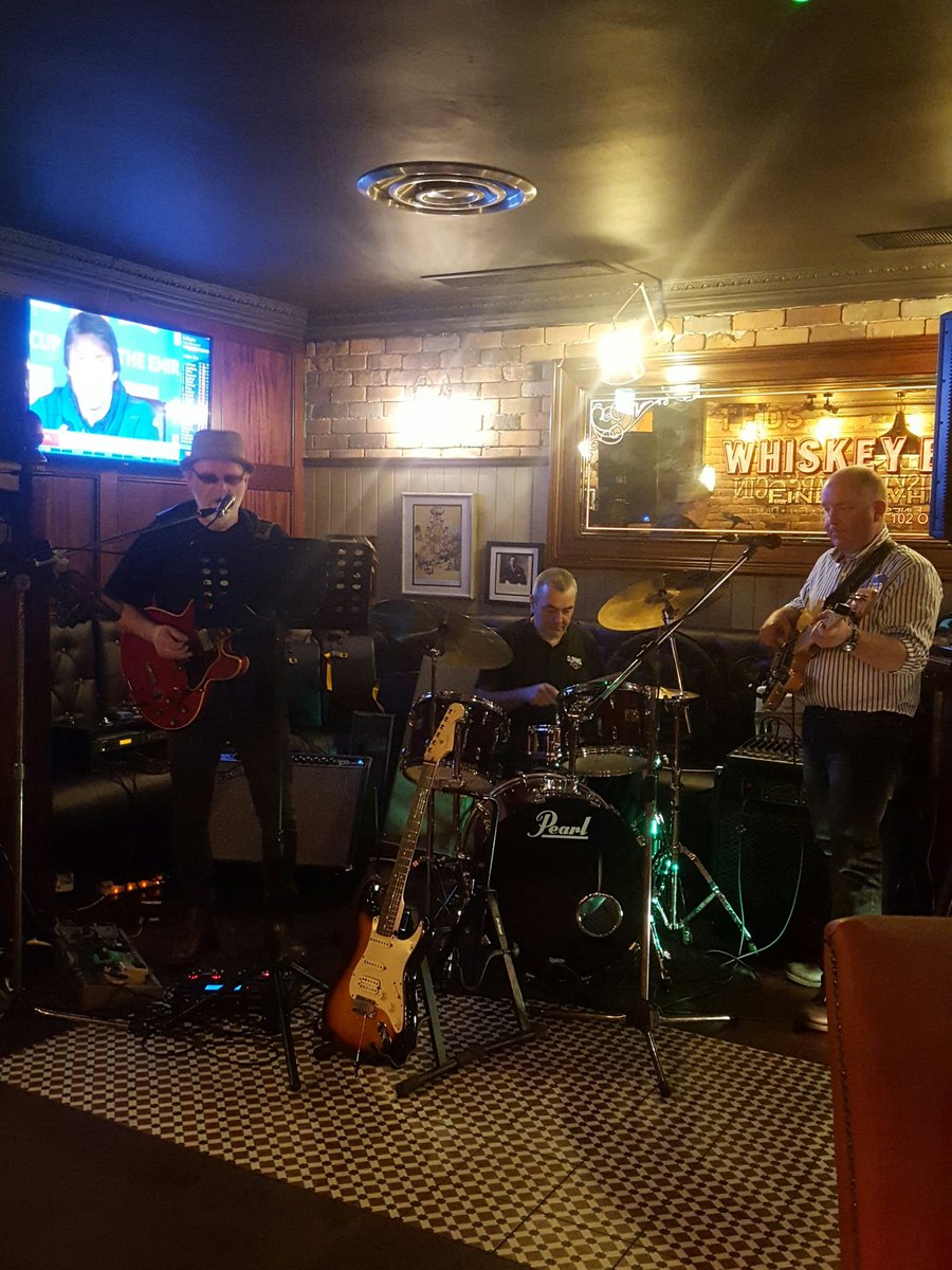 tedsvenue's tweet photo. Another Friday @tedsinthecity with Liquid Blues this evening after work! Come &amp; have a GINtastic time #teds #easylistening #happyfriday https://t.co/mxfO6Itwgg