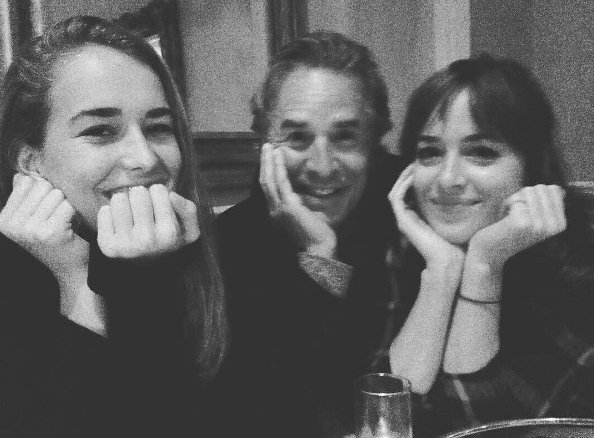 DamieSpanish's tweet photo. Dakota, papá y su hermana Grace
#DakotaJohnson https://t.co/kckJJWkZRB