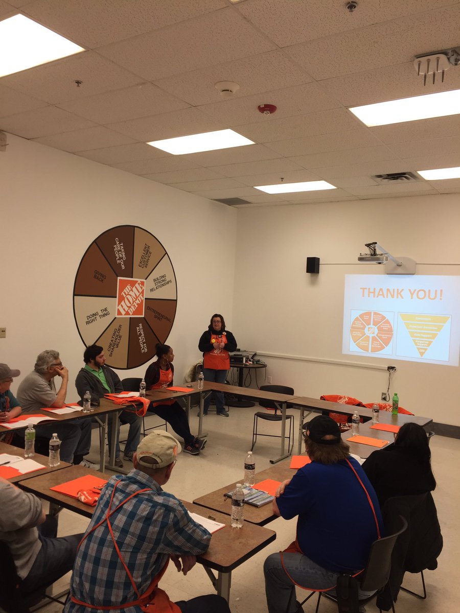 PaauweAlyssa's tweet photo. New associate coach training. We are ready! #NAC #improveattrition @troyer_paige @beck_missy @DavidMann2720 @nate_knowles https://t.co/bRmIxlBdbo