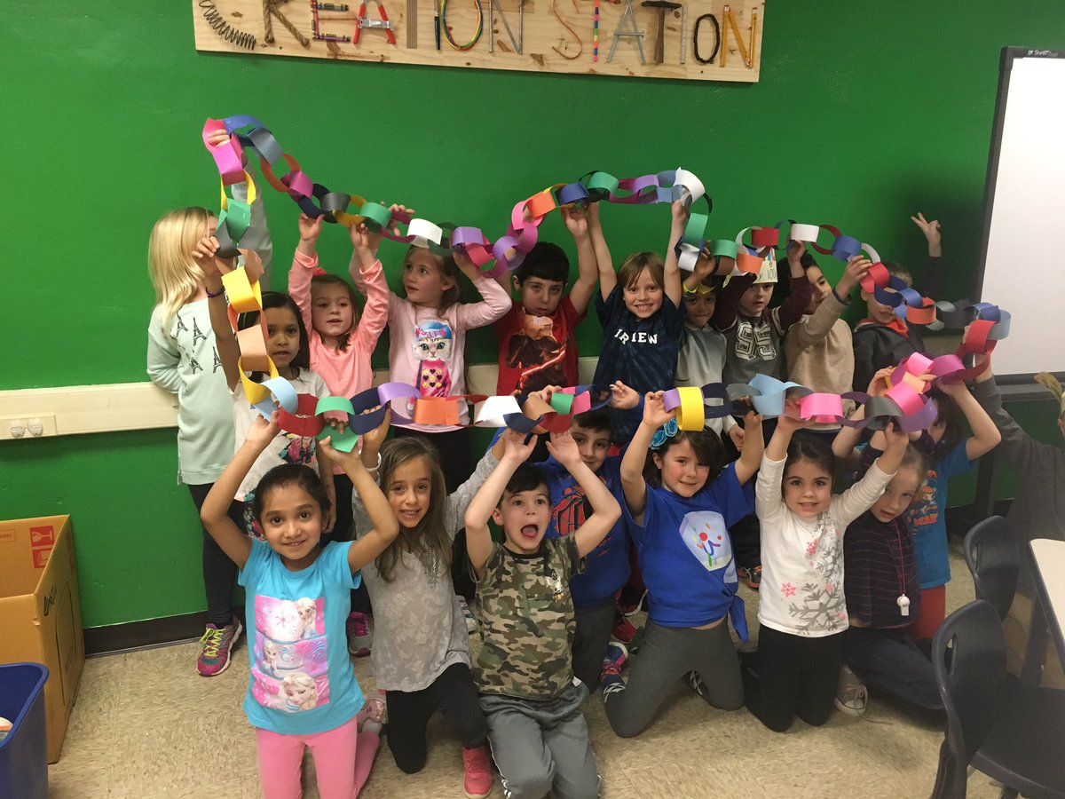 JamieTetro's tweet photo. Celebrating 100 days in the #creationstation @MTPSFairview w. 100 paper link chain #teamwork #fvcreates #100thDay #mtpspride https://t.co/lylEEYollg