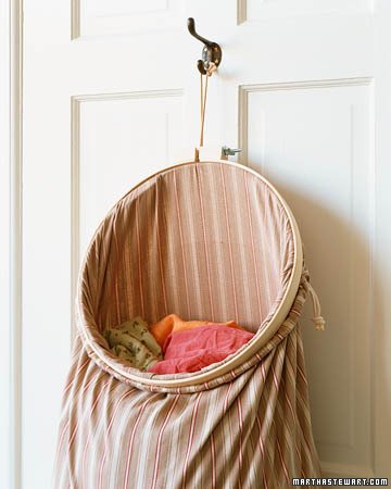 Make a simple laundry bag using an old pillowcase and an embroidery hoop. #LifeHacks #DailyHouseholdTips #dailytips