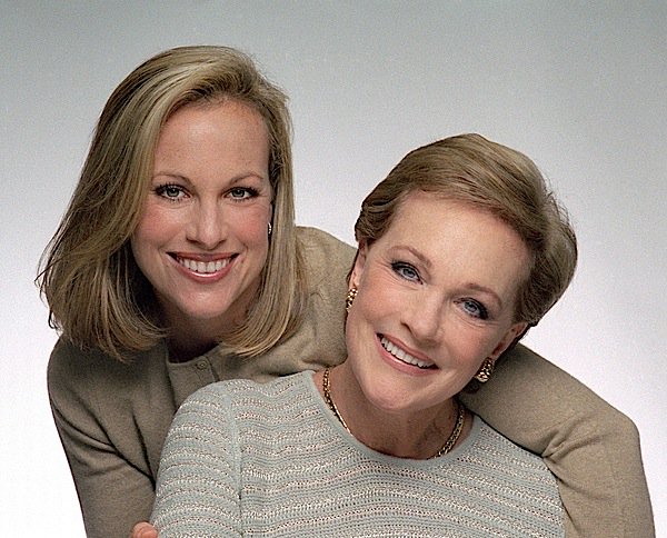 JayBobbin1's tweet photo. What a delightful start to a holiday weekend: a lovely chat with the magnificent #JulieAndrews and her fellow-author daughter, @ewhamilton. https://t.co/BqXUGoP5fi