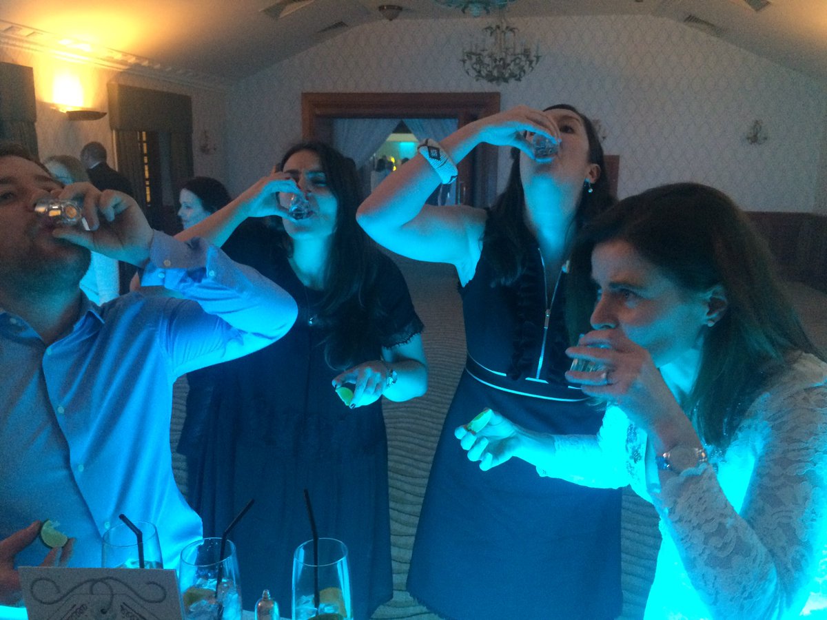 annaholl3's tweet photo. This is going to be regretful #ExclusiveWhiteParty 🙈🙈 https://t.co/L2lf3W81yR