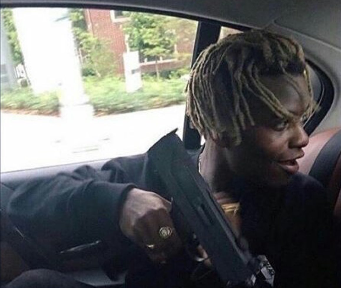 SEXYSCORPlO's tweet photo. when u riding with moms and somebody beeps their horn @ her https://t.co/NYctRowhX7