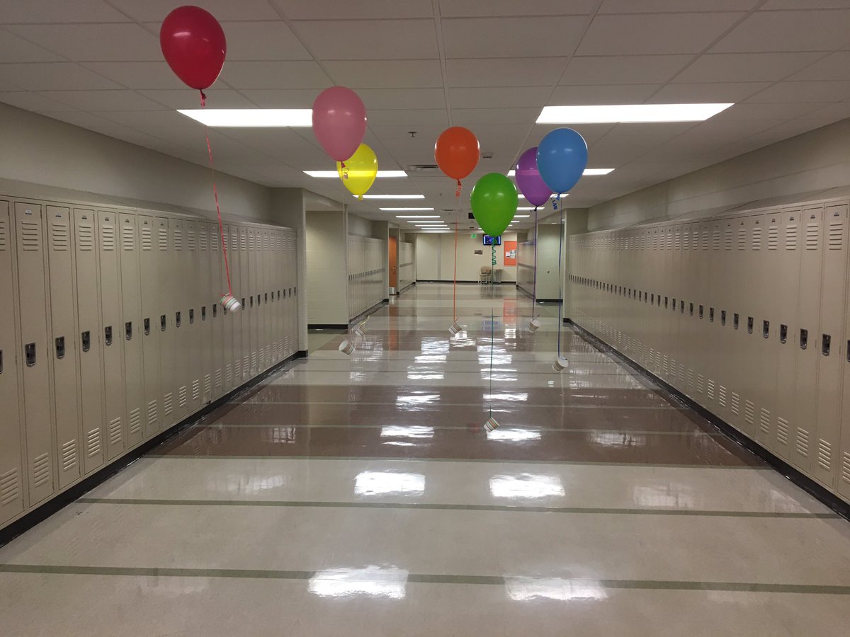 MrJOlsen's tweet photo. Some buoyant balloons to help us prepare for hot air balloons. #PNphysics3 https://t.co/VBbvtzyS1m