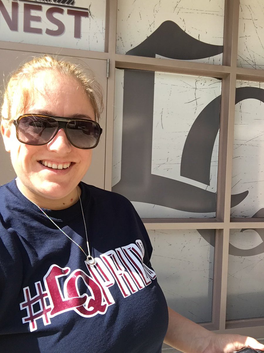 Smithyhawk's tweet photo. When your office is a dead zone and you have to tweet outside... #Dedication #HSCLQ17 #LQPride https://t.co/aqahGqzoFC