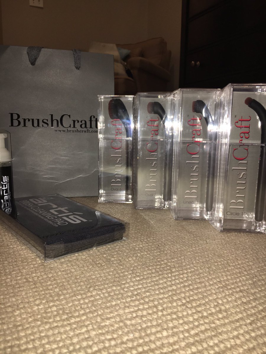 a_semkow's tweet photo. obessed with my new makeup brushes @artisbrush top quality + affordable! out with the old, in with the new 💄🛍 https://t.co/Ln7KGSbIVj