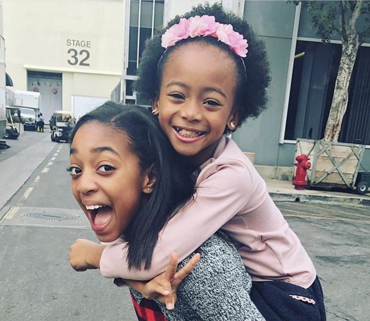 ThisIsUsFanCrew's tweet photo. ⚡️⚡️Flash back Friday! I miss my #setsister #erisbaker ❤️! See u next week. 🤗
#bestsis #thisisus #flashbackfriday
RIG by: @FaitheHerman https://t.co/2uLpubdeJR