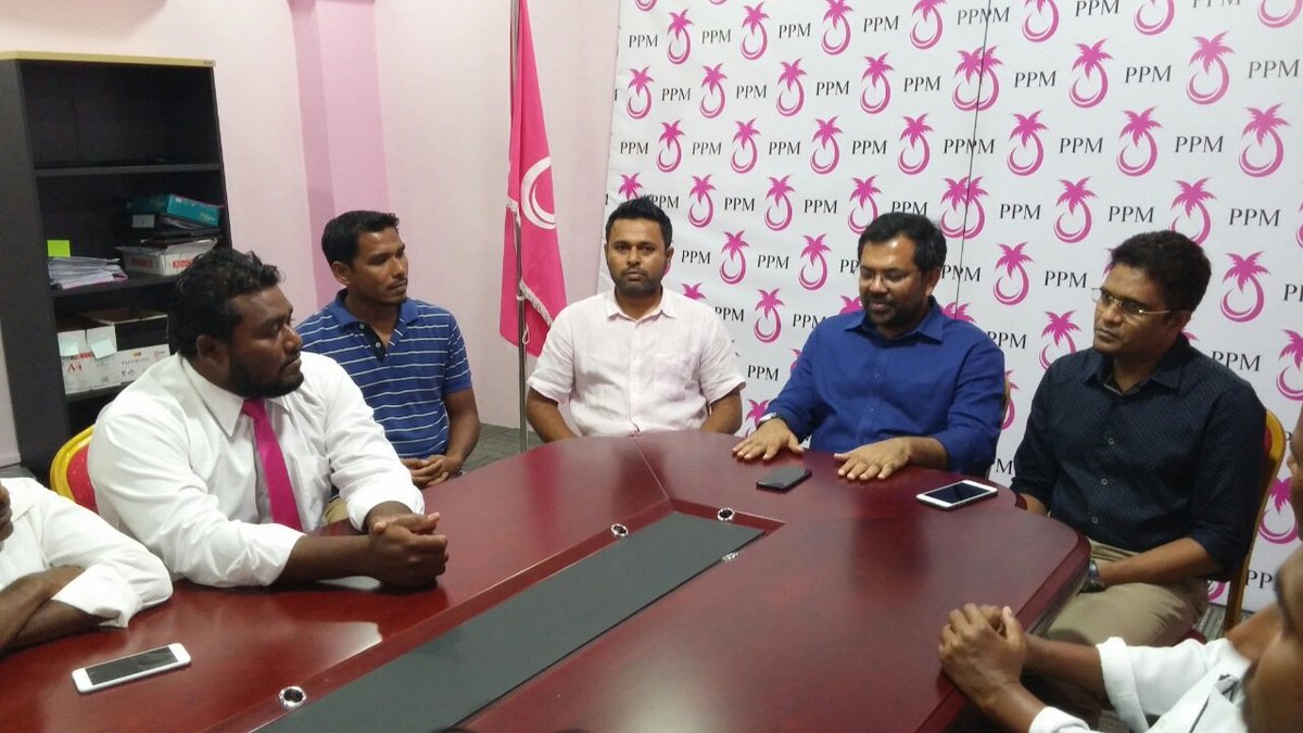 Shiyamaldives's tweet photo. Naifaru delegates had a fruitful meeting with Min of Tourism Hon @MoosaZameer and PG Leader @ahmed_nihan. #LCElection #RY2018 https://t.co/vuELQVkNCn