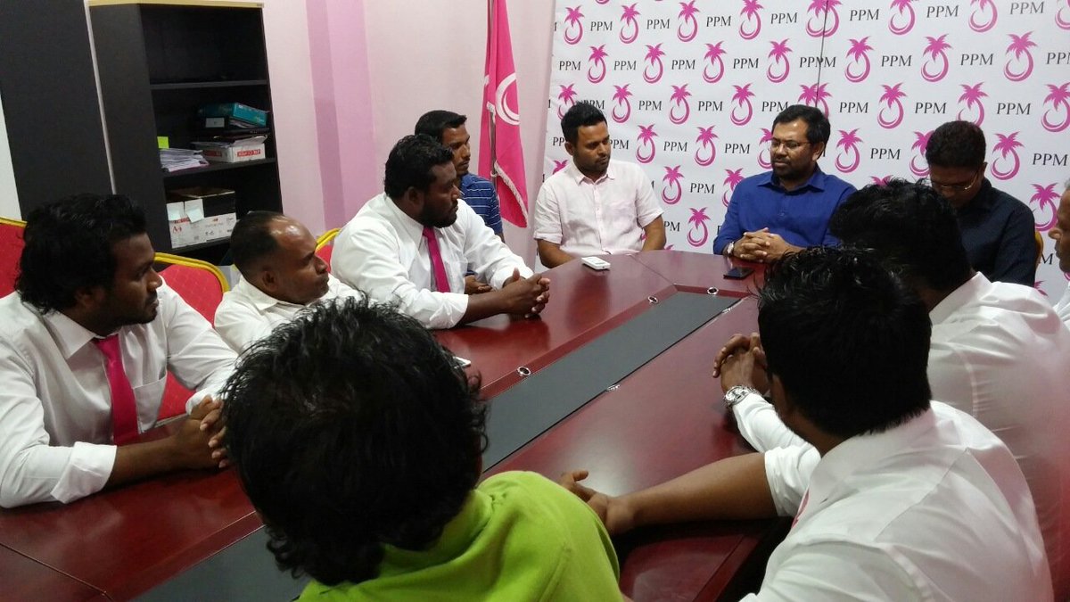 Shiyamaldives's tweet photo. Naifaru delegates had a fruitful meeting with Min of Tourism Hon @MoosaZameer and PG Leader @ahmed_nihan. #LCElection #RY2018 https://t.co/vuELQVkNCn