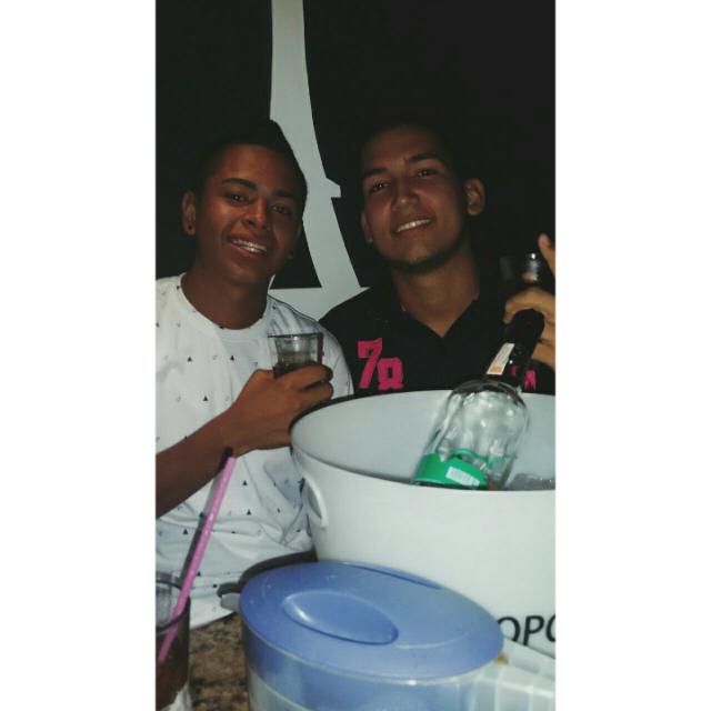 felix_jal's tweet photo. Hermanos 😎

#swag #nigga #cosmopolitan #happy https://t.co/KS2e8BRZ8F