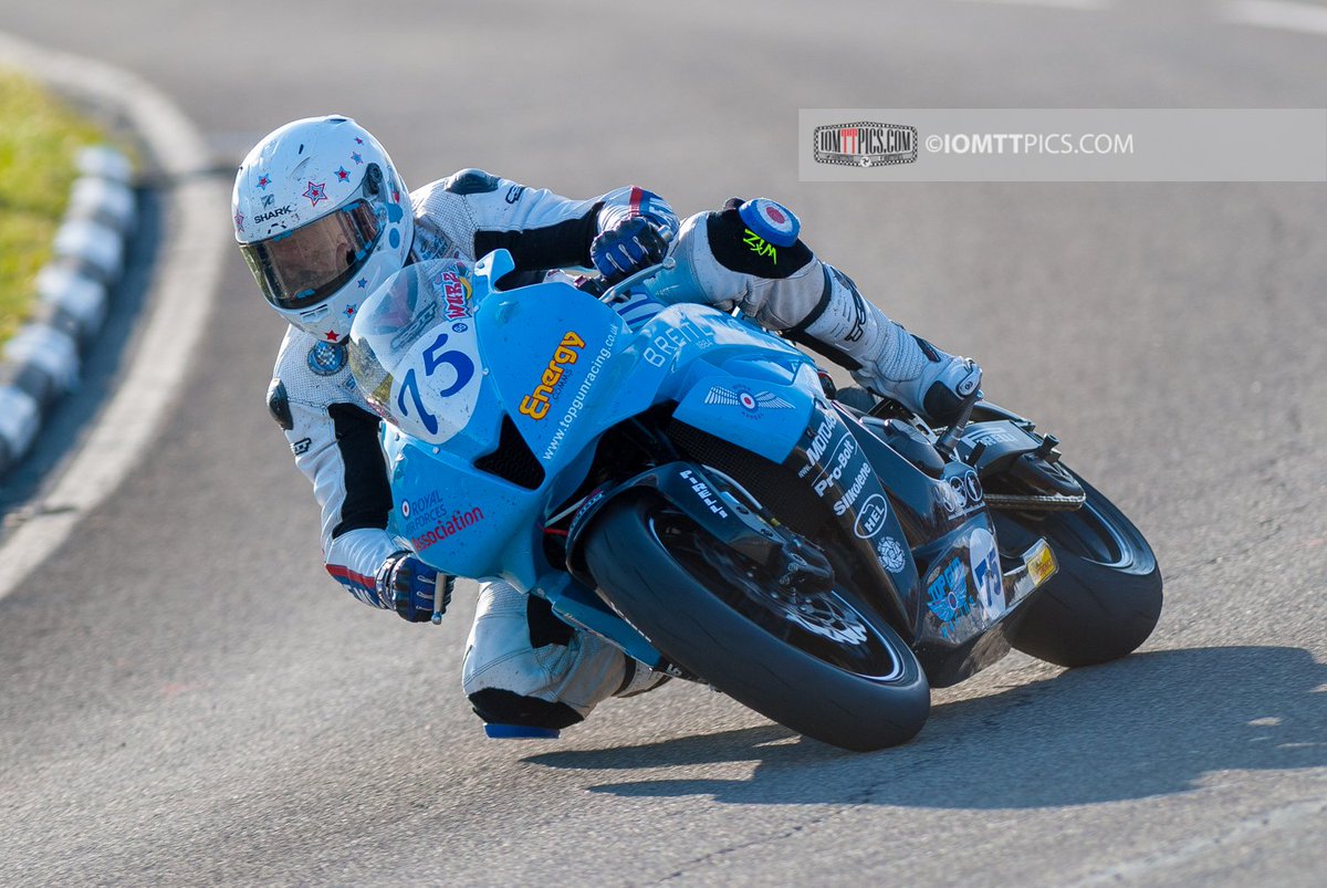 iomttpics's tweet photo. Adrian Cox on the Top Gun Racing Honda at The Creg during the Supersport Race 2 in 2016. @TopgunRacing1 @wurzcox @WIZRACING https://t.co/knc6cblJn9