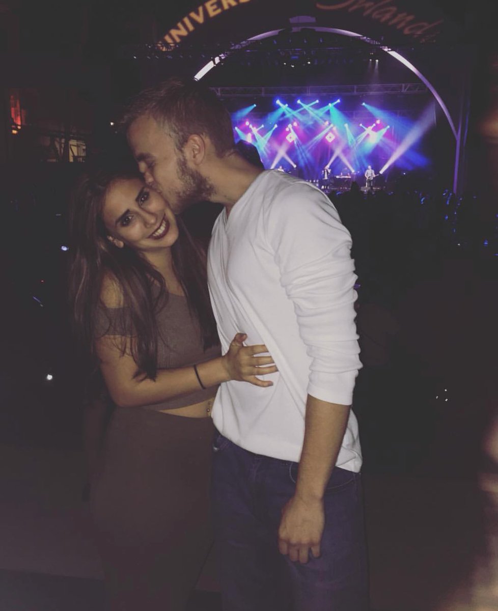pabloescobar069's tweet photo. When all ur siblings have relationship goals still and ur like https://t.co/m24EopFWHE