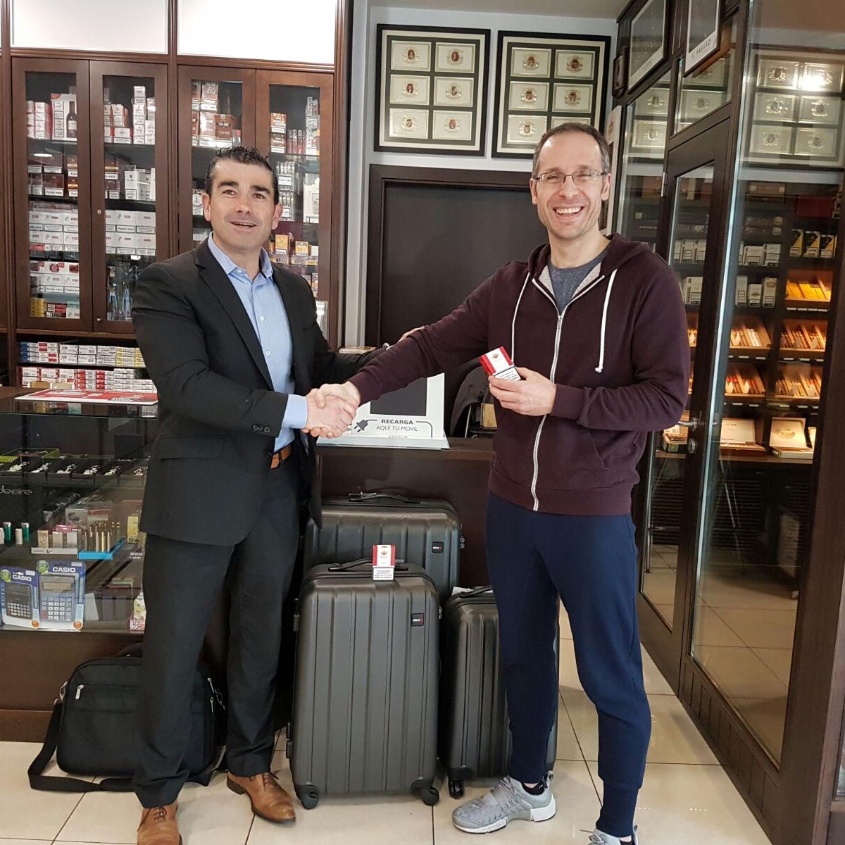 CasaTabaco's tweet photo. ¿Eres uno de los afortunados en el sorteo de promoción de cigarros y puritos #RAZA? ¡Enhorabuena 🙂! https://t.co/7LYCyjJAJl https://t.co/G7bwEU43Cy