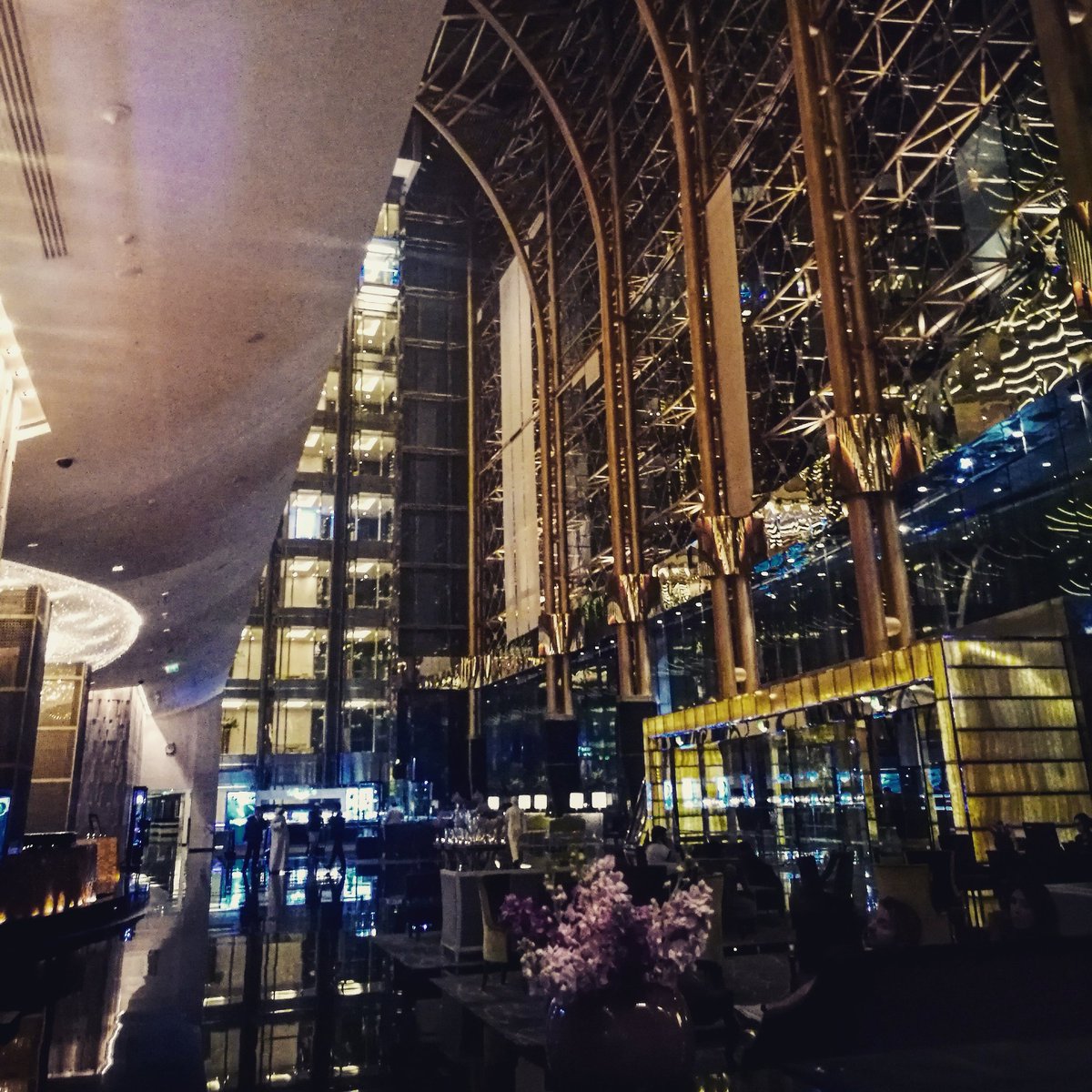 serena_abate3's tweet photo. Great evening visiting the @DRC_Meydan and @MeydanHotel thanks for having us! #DiscoverDubai17 #visitdubai https://t.co/q0bIJtwF7O