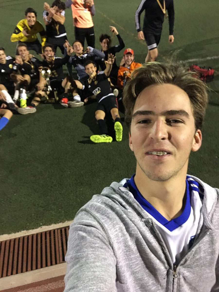 VIPLUXEMBURGO's tweet photo. Un aficionado jugador de  @Gambetas_FC decidió tomarse una selfie con el equipo tras el campeonato, no importan los colores. #respect https://t.co/gvubLd8NDE