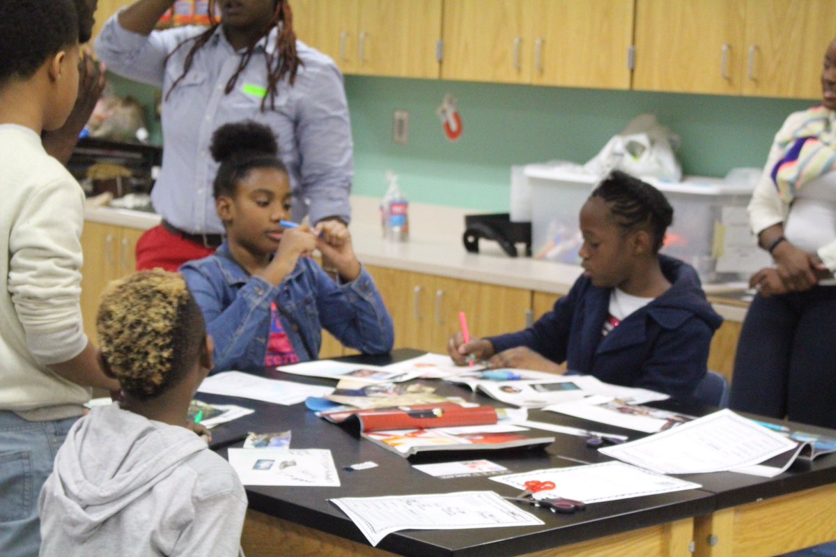 CasandraAaronPL's tweet photo. 5th grader planning for the future! #visionboard https://t.co/NZKE5GjaAs