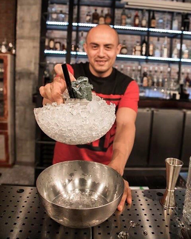 houseofmixology's tweet photo. Menta, bourbon, y azúcar. Un #cocktail refrescante, con carácter y dulce, así es el #MintJulep #tecnica #crusta 👌🏼 https://t.co/UBV20zogsM