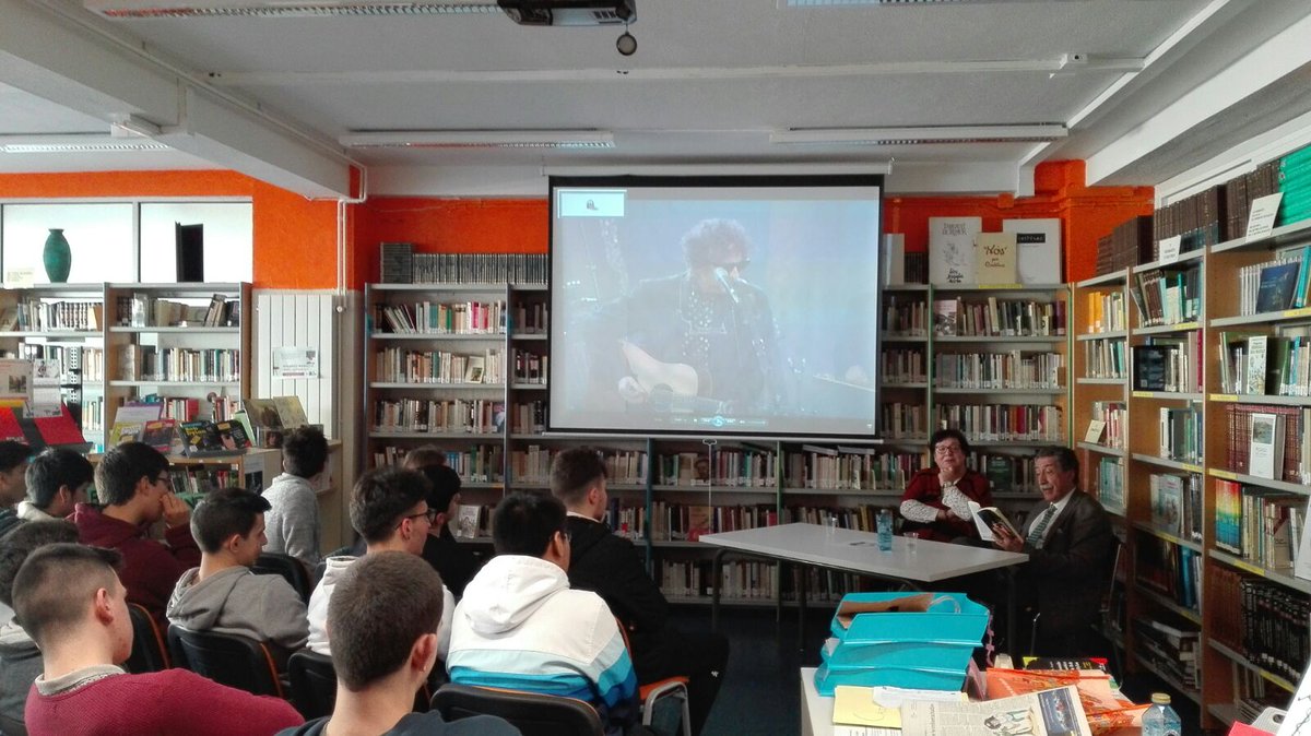 Estupenda a xornada de hoxe con Vicente Araguas falando sobre El mundo poético de #BobDylan