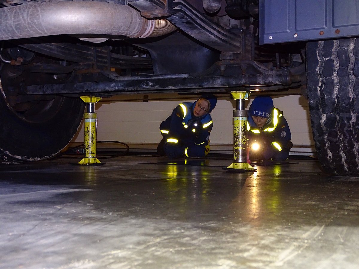 Heute #THW #Jugendgruppe #Rosenheim Ausbildung Bewegen von Lasten 
bit.ly/2m4EREt