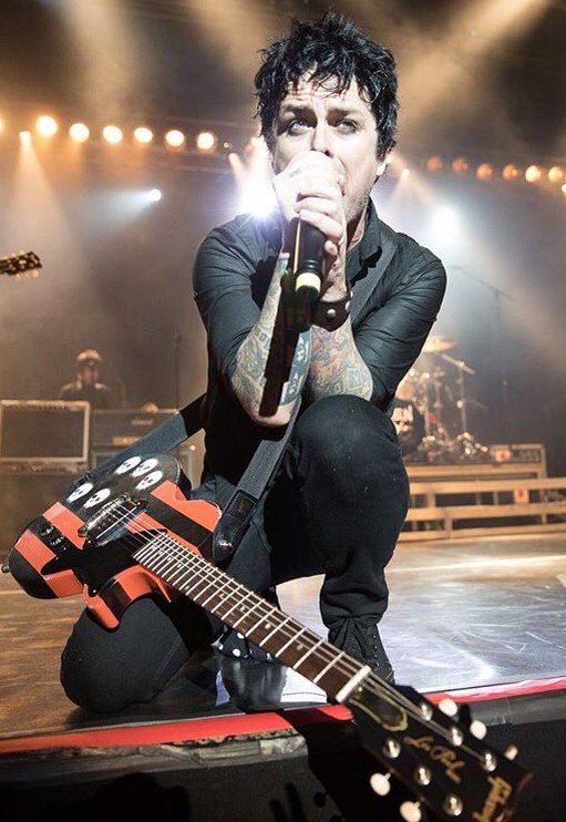 Happy Birthday Billie Joe Armstrong ( )    